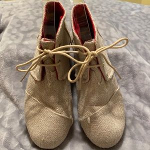 Toms tan gold sparkles youth booties size 4